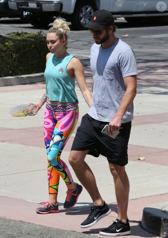 Exclusif - Miley Cyrus et son compagnon Liam Hemsworth sont allés déjeuner en amoureux à Los Angeles, le 26 août 2016  For germany call for price  Exclusive - Couple Miley Cyrus and Liam Hemsworth are spotted out for lunch in Los Angeles, California on August 26, 2016. Miley and Liam have announced they are in no rush to get married but looked very much in love as they held hands as they walked to the car26/08/2016 - Los Angeles