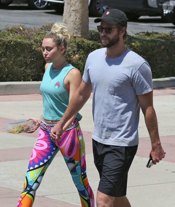 Exclusif - Miley Cyrus et son compagnon Liam Hemsworth sont allés déjeuner en amoureux à Los Angeles, le 26 août 2016  For germany call for price  Exclusive - Couple Miley Cyrus and Liam Hemsworth are spotted out for lunch in Los Angeles, California on August 26, 2016. Miley and Liam have announced they are in no rush to get married but looked very much in love as they held hands as they walked to the car26/08/2016 - Los Angeles