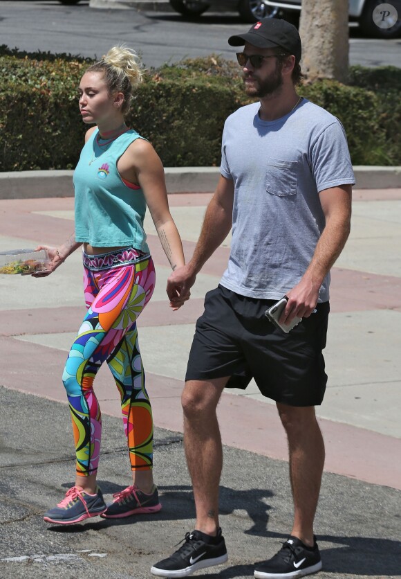 Exclusif - Miley Cyrus et son compagnon Liam Hemsworth sont allés déjeuner en amoureux à Los Angeles, le 26 août 2016  For germany call for price  Exclusive - Couple Miley Cyrus and Liam Hemsworth are spotted out for lunch in Los Angeles, California on August 26, 2016. Miley and Liam have announced they are in no rush to get married but looked very much in love as they held hands as they walked to the car26/08/2016 - Los Angeles