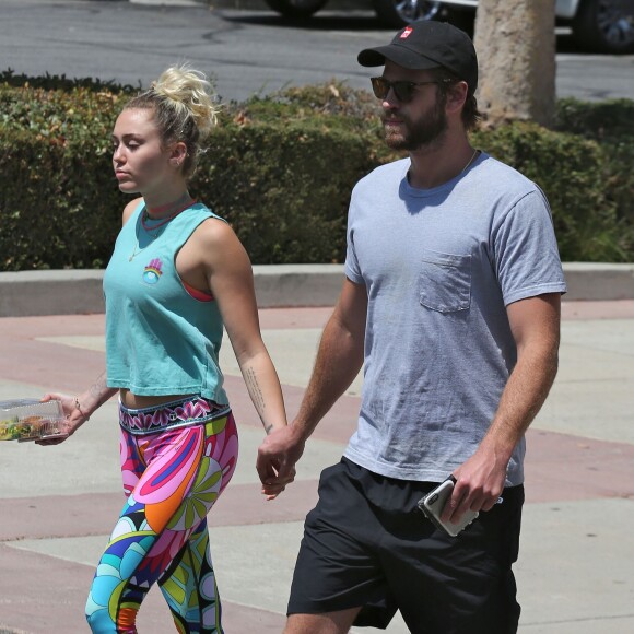 Exclusif - Miley Cyrus et son compagnon Liam Hemsworth sont allés déjeuner en amoureux à Los Angeles, le 26 août 2016  For germany call for price  Exclusive - Couple Miley Cyrus and Liam Hemsworth are spotted out for lunch in Los Angeles, California on August 26, 2016. Miley and Liam have announced they are in no rush to get married but looked very much in love as they held hands as they walked to the car26/08/2016 - Los Angeles