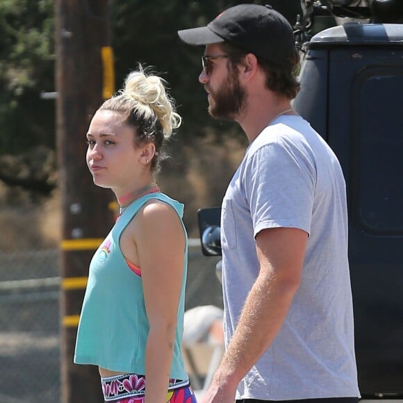 Exclusif - Miley Cyrus et son compagnon Liam Hemsworth sont allés déjeuner en amoureux à Los Angeles, le 26 août 2016 