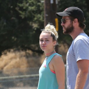 Exclusif - Miley Cyrus et son compagnon Liam Hemsworth sont allés déjeuner en amoureux à Los Angeles, le 26 août 2016 