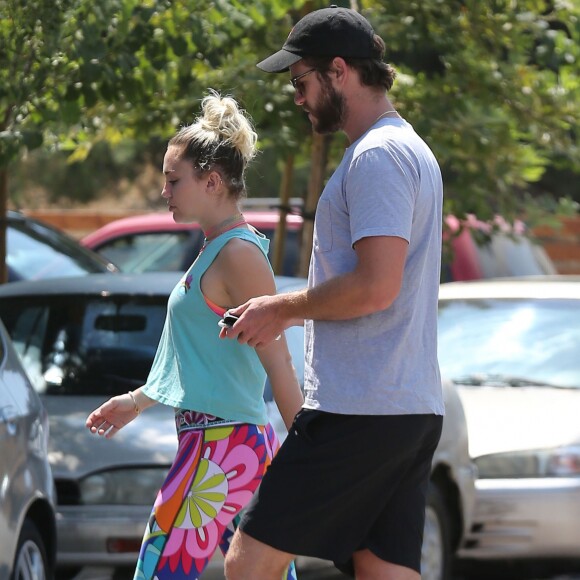 Exclusif - Miley Cyrus et son compagnon Liam Hemsworth sont allés déjeuner en amoureux à Los Angeles, le 26 août 2016 