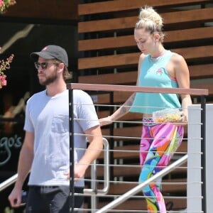 Exclusif - Miley Cyrus et son compagnon Liam Hemsworth sont allés déjeuner en amoureux à Los Angeles, le 26 août 2016 