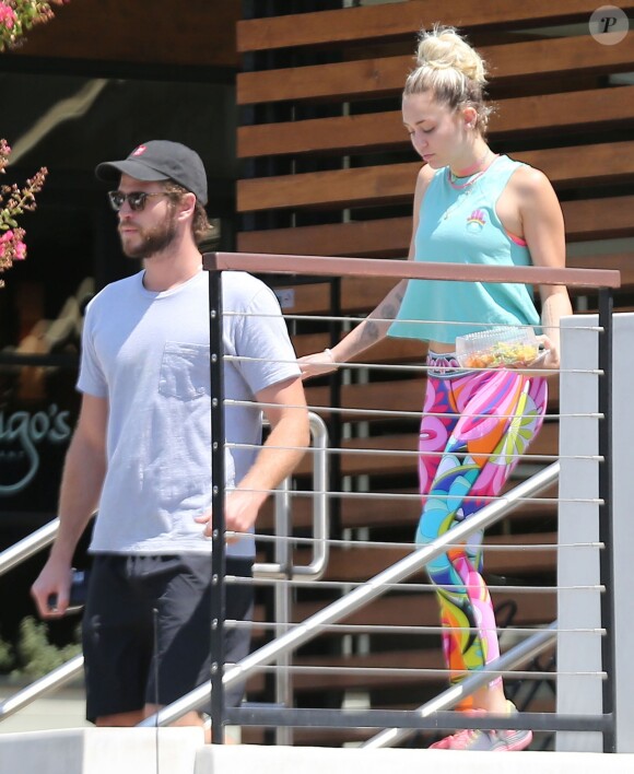 Exclusif - Miley Cyrus et son compagnon Liam Hemsworth sont allés déjeuner en amoureux à Los Angeles, le 26 août 2016 