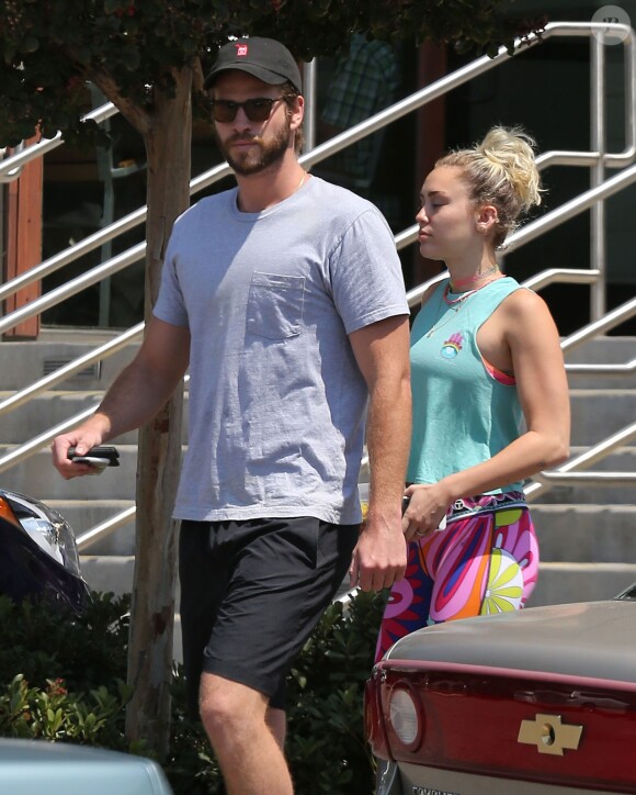 Exclusif - Miley Cyrus et son compagnon Liam Hemsworth sont allés déjeuner en amoureux à Los Angeles, le 26 août 2016 