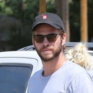 Exclusif - Miley Cyrus et son compagnon Liam Hemsworth sont allés déjeuner en amoureux à Los Angeles, le 26 août 2016 