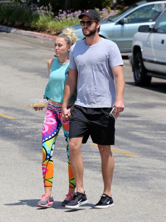 Exclusif - Miley Cyrus et son compagnon Liam Hemsworth sont allés déjeuner en amoureux à Los Angeles, le 26 août 2016 