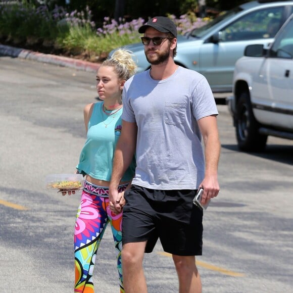 Exclusif - Miley Cyrus et son compagnon Liam Hemsworth sont allés déjeuner en amoureux à Los Angeles, le 26 août 2016 