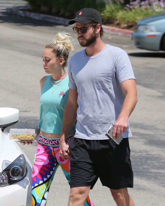 Exclusif - Miley Cyrus et son compagnon Liam Hemsworth sont allés déjeuner en amoureux à Los Angeles, le 26 août 2016 