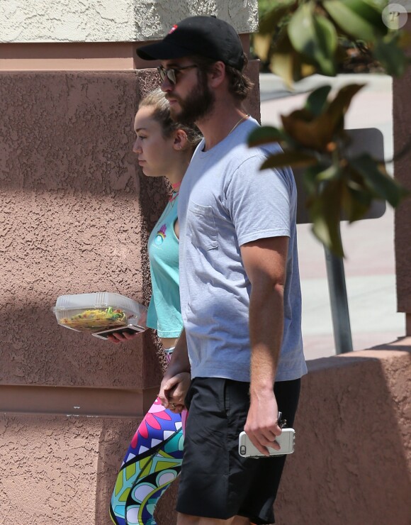 Exclusif - Miley Cyrus et son compagnon Liam Hemsworth sont allés déjeuner en amoureux à Los Angeles, le 26 août 2016 