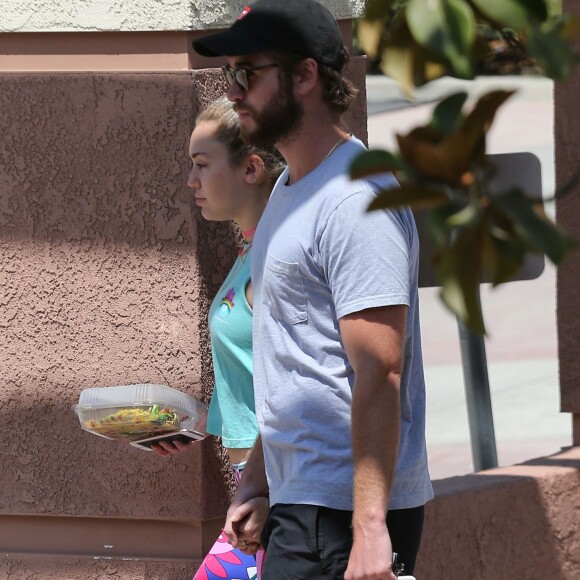 Exclusif - Miley Cyrus et son compagnon Liam Hemsworth sont allés déjeuner en amoureux à Los Angeles, le 26 août 2016 