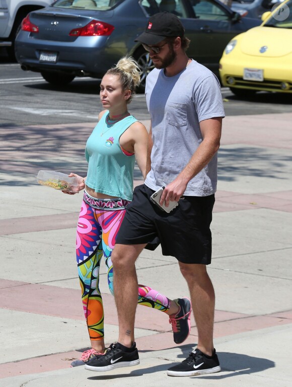 Exclusif - Miley Cyrus et son compagnon Liam Hemsworth sont allés déjeuner en amoureux à Los Angeles, le 26 août 2016 