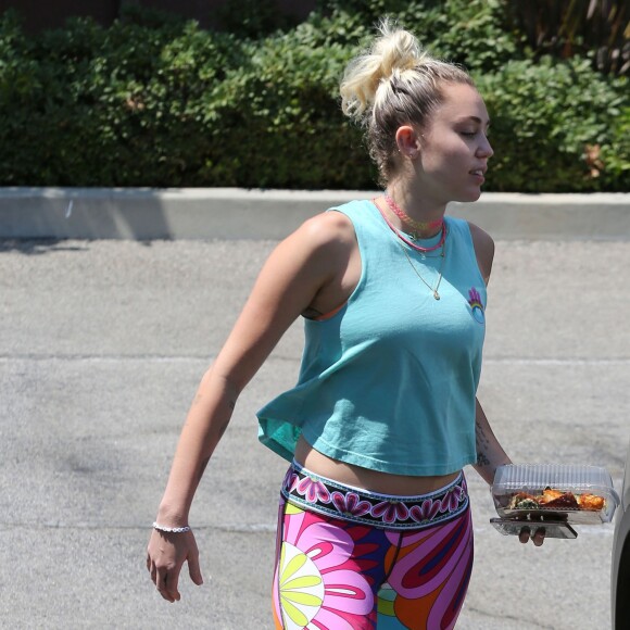 Exclusif - Miley Cyrus et son compagnon Liam Hemsworth sont allés déjeuner en amoureux à Los Angeles, le 26 août 2016 