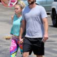  Exclusif - Miley Cyrus et son compagnon Liam Hemsworth sont allés déjeuner en amoureux à Los Angeles, le 26 août 2016  