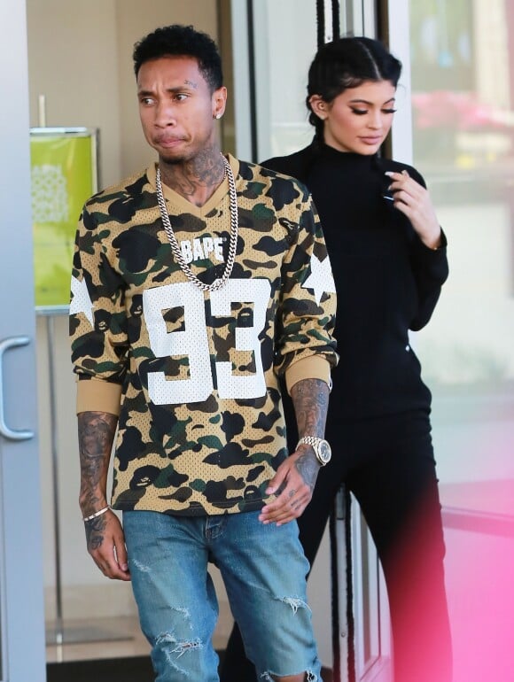 Kylie Jenner et son petit ami Tyga font du shopping au Westfield Mall à Woodland Hills, le 6 octobre 2015