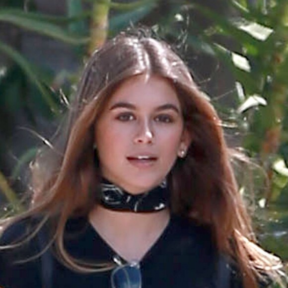 Kaia Gerber, la fille de Cindy Crawford, se promène avec des amis dans les rues de Malibu, le 28 juin 2016