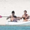 Gigi Hadid et son petit ami Zayn Malik en vacances à Tahiti. Le couple a profité du soleil et fait du canoë-kayak le 18 août 2016