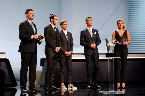 Cristiano Ronaldo, Gareth Bale et Antoine Griezmann lors de la remise des trophées UEFA du Championnat d'Europe 2016. Cristiano Ronaldo a été élu "Meilleur joueur d'Europe" pour la saison 2015-2016. Monaco, le 25 août 2016. © Bruno Bebert/Bestimage