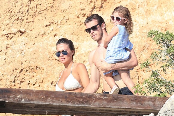 Semi-exclusif - Gareth Bale en vacances avec sa compagne Emma et leur fille Alba Violet à Marbella, Espagne, le 31 juillet 2016.