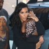 Kim Kardashian demande aux photographes de ne pas faire de bruit car sa fille North est endormie dans ses bras, à New York, le 29 août 2016