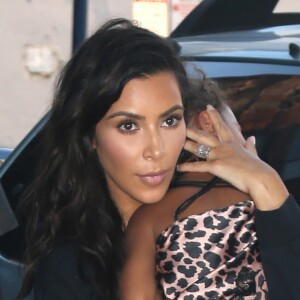 Kim Kardashian demande aux photographes de ne pas faire de bruit car sa fille North est endormie dans ses bras, à New York, le 29 août 2016