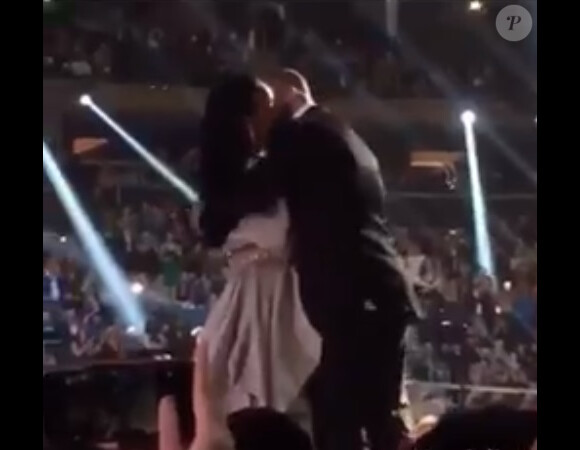 Rihanna et Drake s'embrassant sur la scène des MTV Video Music Awards le 28 août 2016