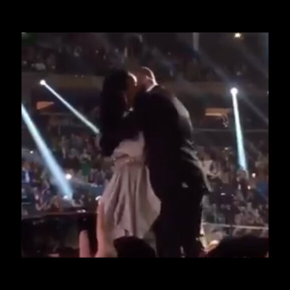Rihanna et Drake s'embrassant sur la scène des MTV Video Music Awards le 28 août 2016