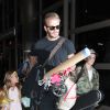 La famille Beckham arrive à l'aéroport de LAX à Los Angeles. David Beckham tient la main de sa fille Harper, Brooklyn marche aux côtés de sa mère Victoria et le petit Cruz porte tout seul sa guitare XXL. Le 29 août 2016