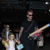La famille Beckham arrive à l'aéroport de LAX à Los Angeles. David Beckham tient la main de sa fille Harper, Brooklyn marche aux côtés de sa mère Victoria et le petit Cruz porte tout seul sa guitare XXL. Le 29 août 2016