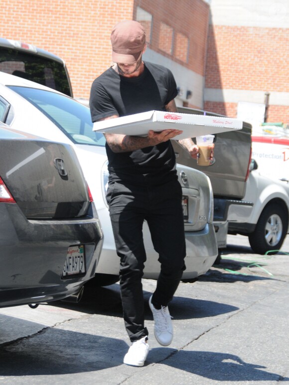 David Beckham achète une pizza XXL au restaurant Mulberry Pizza à Beverly Hills, le 29 août 2016