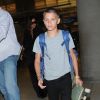 La famille Beckham arrive à l'aéroport de LAX à Los Angeles. David Beckham tient la main de sa fille Harper, Brooklyn marche aux côtés de sa mère Victoria, le petit Cruz porte tout seul sa guitare XXL et Roméo porte son skateboard. Le 29 août 2016