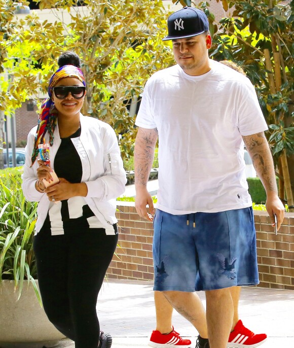Rob Kardashian et sa fiancée Blac Chyna se promènent dans les rues de Los Angeles, le 6 avril 2016