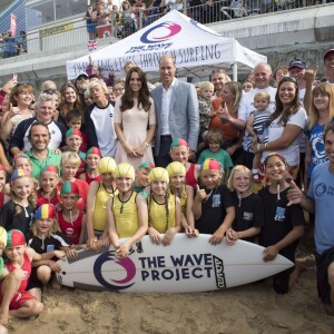 Kate Middleton et le prince William ont achevé leur journée d'activités publiques en Cornouailles, le 1er septembre 2016, sur la plage Towan, à Newquay, à l'occasion d'une session d'initiation au surf organisée par l'association Wave Project.