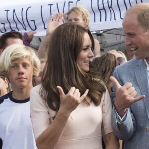 Kate Middleton et le prince William ont achevé leur journée d'activités publiques en Cornouailles, le 1er septembre 2016, sur la plage Towan, à Newquay, à l'occasion d'une session d'initiation au surf organisée par l'association Wave Project.