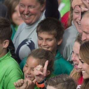 Kate Middleton et le prince William ont achevé leur journée d'activités publiques en Cornouailles, le 1er septembre 2016, sur la plage Towan, à Newquay, à l'occasion d'une session d'initiation au surf organisée par l'association Wave Project.