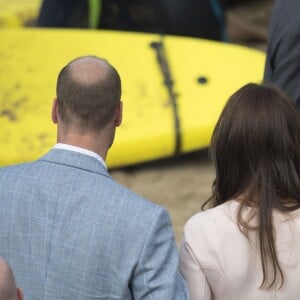 Kate Middleton et le prince William ont achevé leur journée d'activités publiques en Cornouailles, le 1er septembre 2016, sur la plage Towan, à Newquay, à l'occasion d'une session d'initiation au surf organisée par l'association Wave Project.