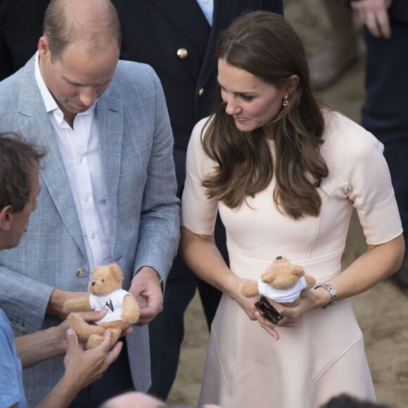 Kate Middleton et le prince William ont achevé leur journée d'activités publiques en Cornouailles, le 1er septembre 2016, sur la plage Towan, à Newquay, à l'occasion d'une session d'initiation au surf organisée par l'association Wave Project.