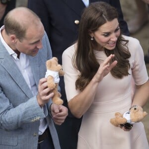 Kate Middleton et le prince William ont achevé leur journée d'activités publiques en Cornouailles, le 1er septembre 2016, sur la plage Towan, à Newquay, à l'occasion d'une session d'initiation au surf organisée par l'association Wave Project.