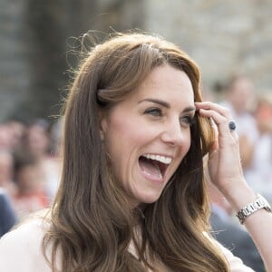 Kate Middleton et le prince William ont achevé leur journée d'activités publiques en Cornouailles, le 1er septembre 2016, sur la plage Towan, à Newquay, à l'occasion d'une session d'initiation au surf organisée par l'association Wave Project.