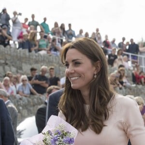 Kate Middleton et le prince William ont achevé leur journée d'activités publiques en Cornouailles, le 1er septembre 2016, sur la plage Towan, à Newquay, à l'occasion d'une session d'initiation au surf organisée par l'association Wave Project.