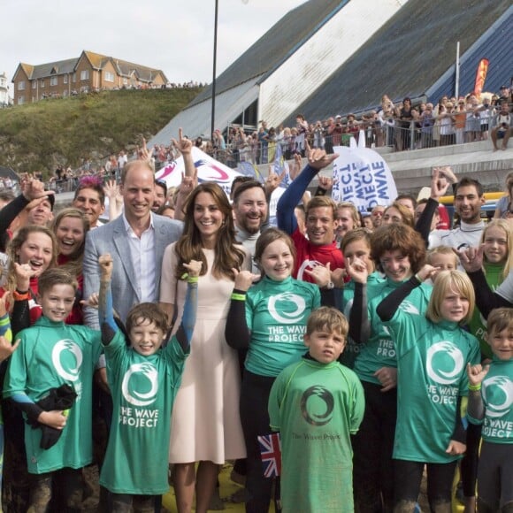 Kate Middleton et le prince William ont achevé leur journée d'activités publiques en Cornouailles, le 1er septembre 2016, sur la plage Towan, à Newquay, à l'occasion d'une session d'initiation au surf organisée par l'association Wave Project.