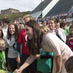 Kate Middleton et le prince William ont achevé leur journée d'activités publiques en Cornouailles, le 1er septembre 2016, sur la plage Towan, à Newquay, à l'occasion d'une session d'initiation au surf organisée par l'association Wave Project.