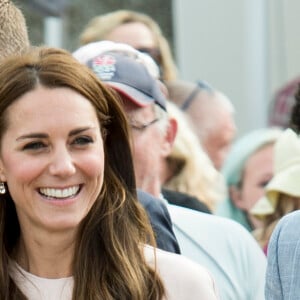 Kate Middleton et le prince William ont achevé leur journée d'activités publiques en Cornouailles, le 1er septembre 2016, sur la plage Towan, à Newquay, à l'occasion d'une session d'initiation au surf organisée par l'association Wave Project.