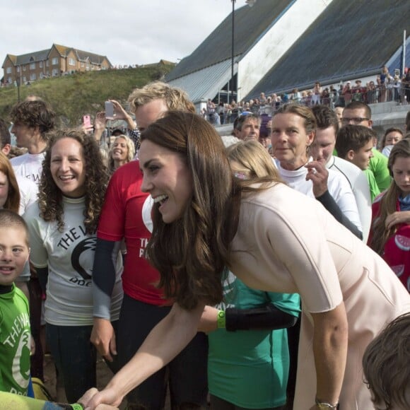 Kate Middleton et le prince William ont achevé leur journée d'activités publiques en Cornouailles, le 1er septembre 2016, sur la plage Towan, à Newquay, à l'occasion d'une session d'initiation au surf organisée par l'association Wave Project.