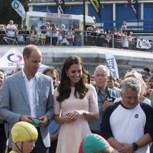 Kate Middleton et le prince William ont achevé leur journée d'activités publiques en Cornouailles, le 1er septembre 2016, sur la plage Towan, à Newquay, à l'occasion d'une session d'initiation au surf organisée par l'association Wave Project.