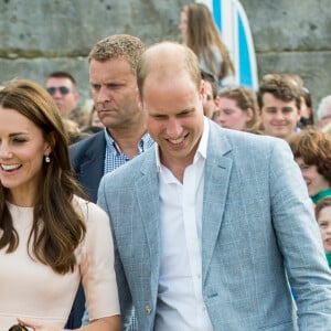 Kate Middleton et le prince William ont achevé leur journée d'activités publiques en Cornouailles, le 1er septembre 2016, sur la plage Towan, à Newquay, à l'occasion d'une session d'initiation au surf organisée par l'association Wave Project.