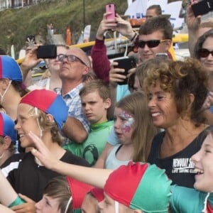 Kate Middleton et le prince William ont achevé leur journée d'activités publiques en Cornouailles, le 1er septembre 2016, sur la plage Towan, à Newquay, à l'occasion d'une session d'initiation au surf organisée par l'association Wave Project.