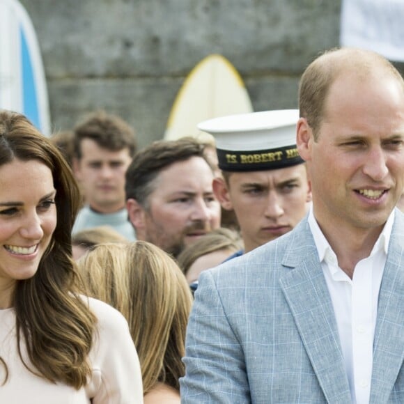 Kate Middleton et le prince William ont achevé leur journée d'activités publiques en Cornouailles, le 1er septembre 2016, sur la plage Towan, à Newquay, à l'occasion d'une session d'initiation au surf organisée par l'association Wave Project.