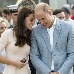 Kate Middleton et le prince William, très complices, ont achevé leur journée d'activités publiques en Cornouailles, le 1er septembre 2016, sur la plage Towan, à Newquay, à l'occasion d'une session d'initiation au surf organisée par l'association Wave Project.